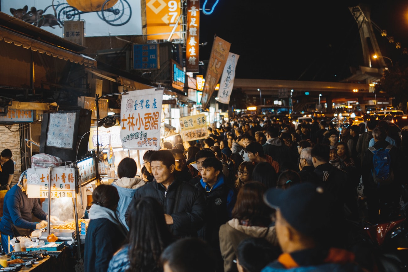 Ánh đèn phản chiếu mặt đường / 街燈倒影